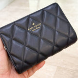 KATE SPADE SMOOTH QUILTED LEATHER MEDIUM COMPACT BIFOLD WALLET IN BLACK KN755