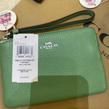 COACH CORNER ZIP WRISTLET COACH CP483 SILVER/SOFT GREEN