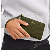 CORNER ZIP WRISTLET IN SIGNATURE CANVAS CAQ75 GREEN OLIVE